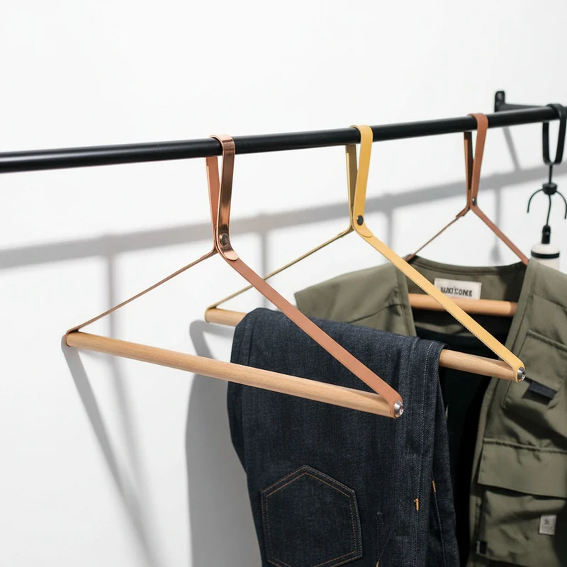 Cintre pour étendoir à linge bois et cuir