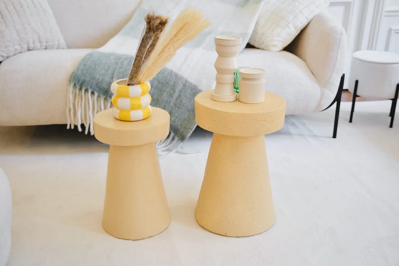 Petite table d appoint ronde design en magn sie cr me An mone