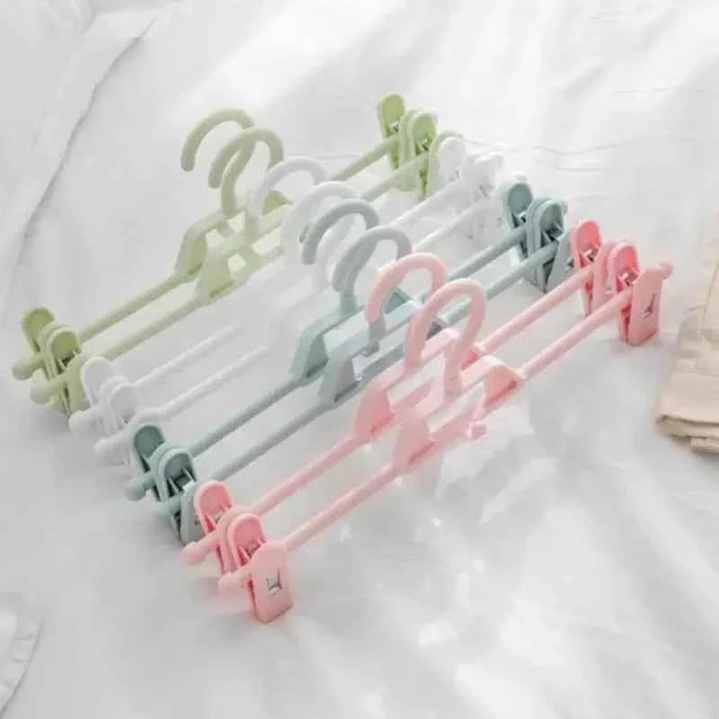 Cintre pour étendoir à linge avec pinces réglables