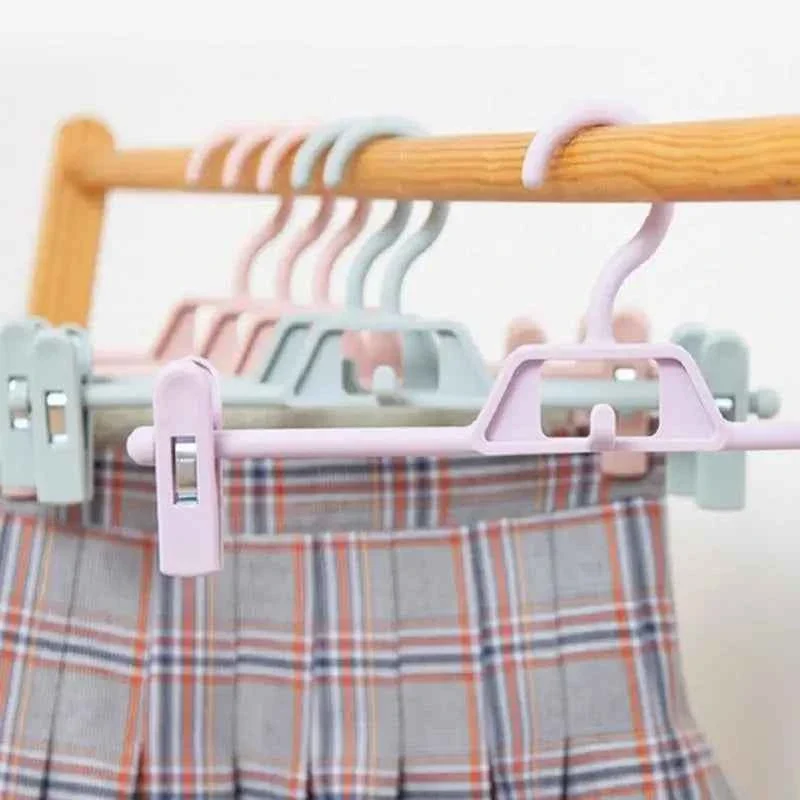 Cintre pour étendoir à linge avec pinces réglables