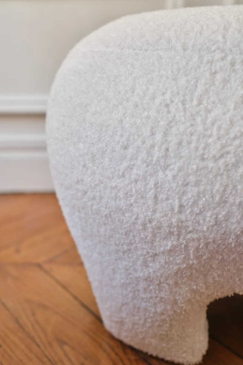 Ninon Pouf repose-pieds tapiss en bouclette blanche