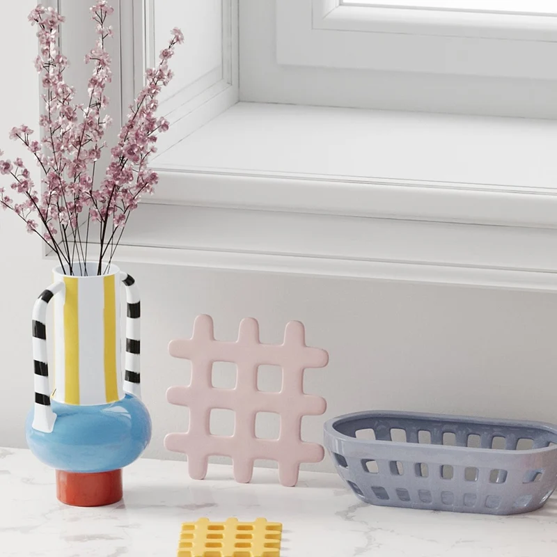 Vase d coratif en c ramique ray e avec poign e Cassis