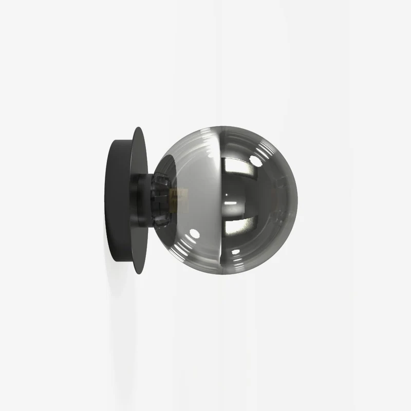 Applique en métal noir et globe en verre opaque
