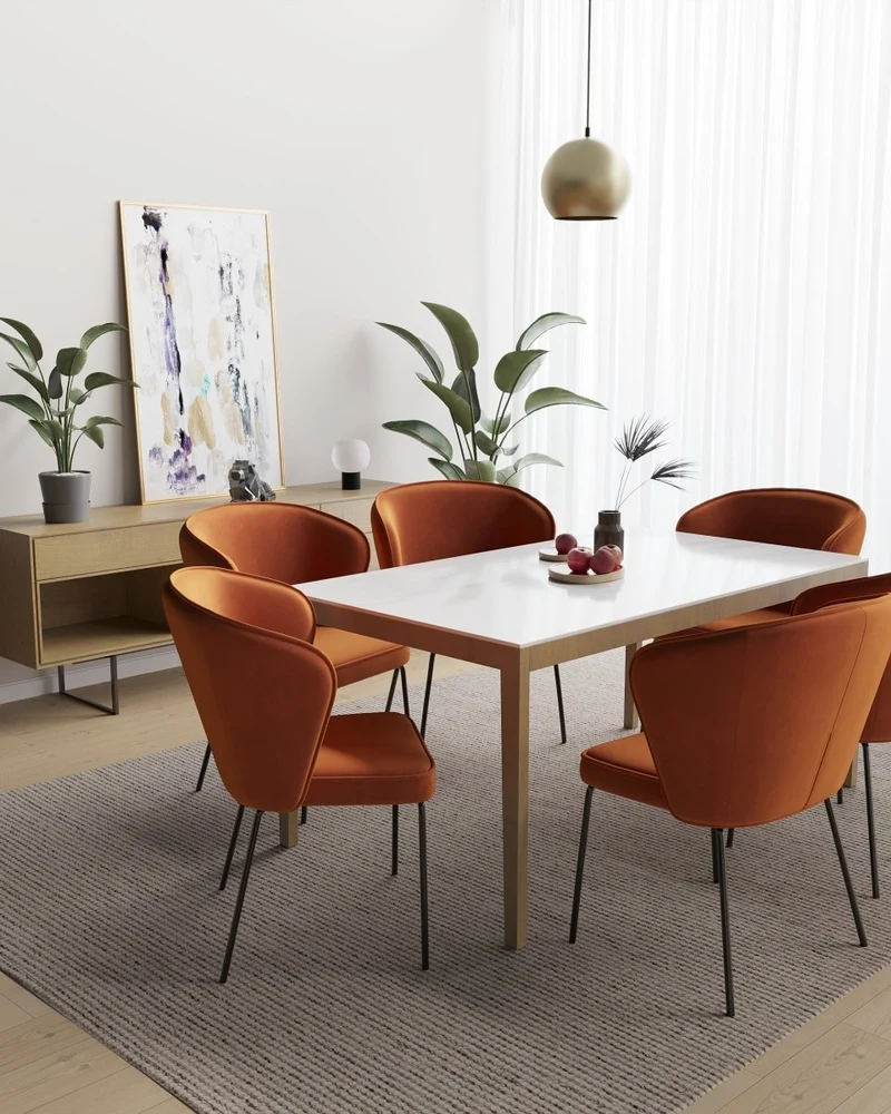 Chaise en velours ocre