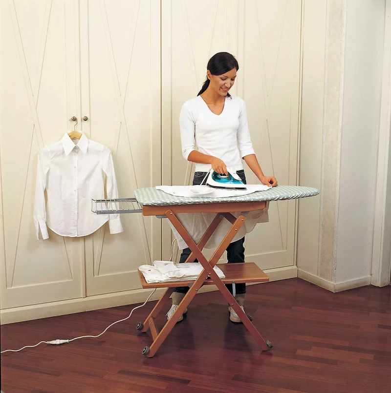 ARIT STIROCOMODO - Table à Repasser, Planche à repasser, avec Hauteur Réglable (84-93 cm), Roulettes et Repose-fer Coulissant, Hêtre, Couleur Cerise