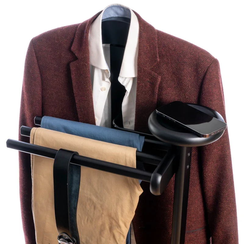Tatkraft Baron – Valet de chambre en hêtre noir, cintre, 3 porte-pantalons, tablette de rangement et roulettes
