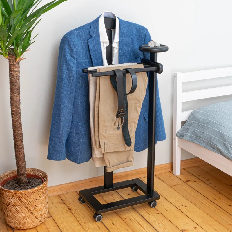 Tatkraft Baron – Valet de chambre en hêtre noir, cintre, 3 porte-pantalons, tablette de rangement et roulettes