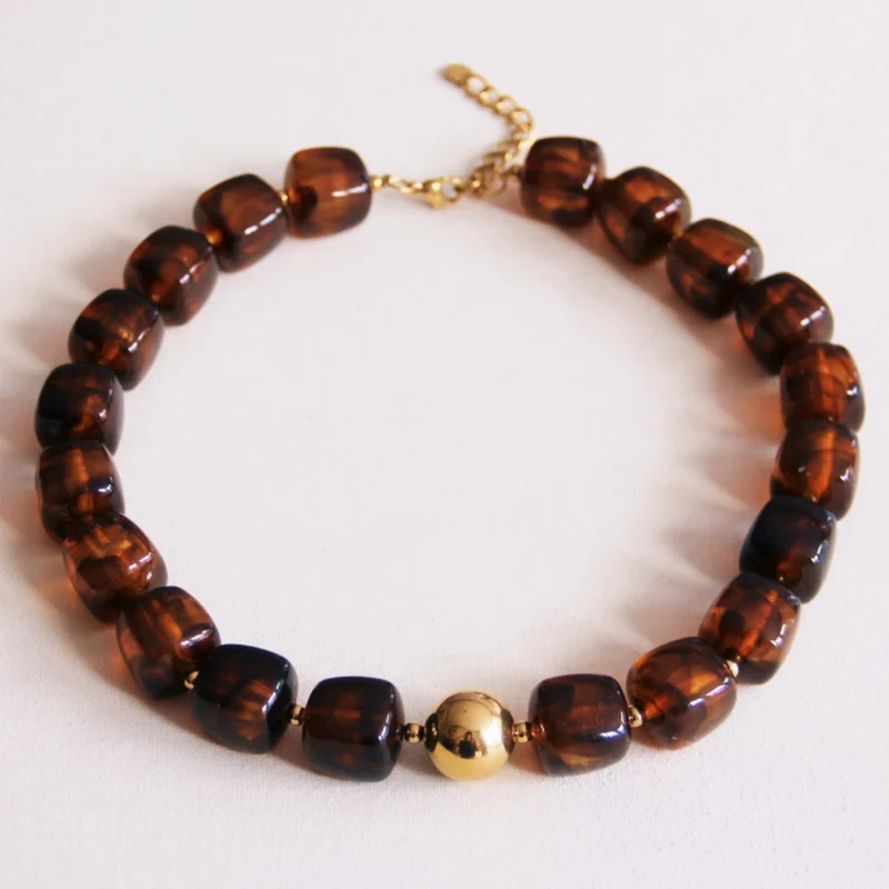 COLLIER EN PERLE CARRÉE - Chocolat