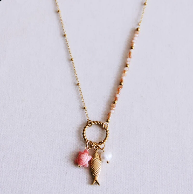 COLLIER EN PERLES - Pendentif poisson