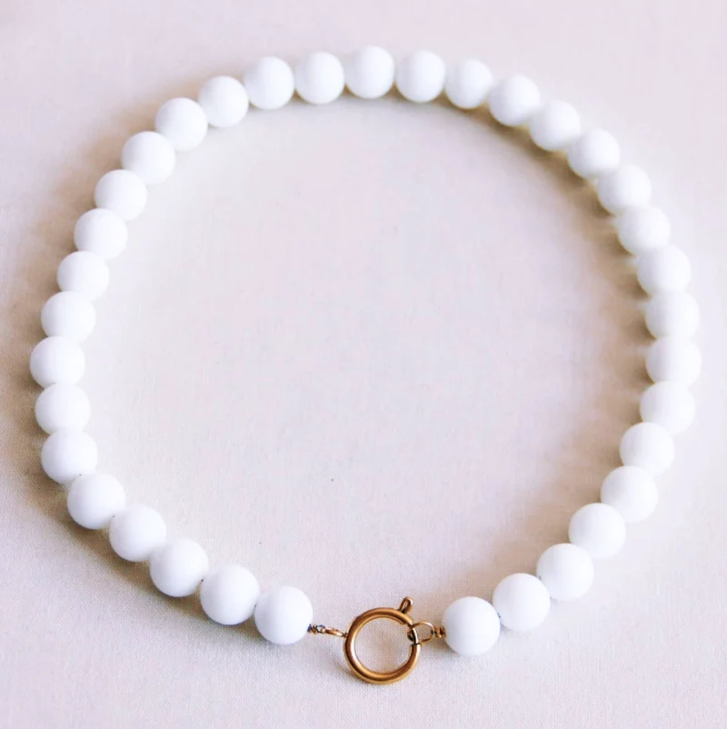 COLLIER EN PERLES DE PIERRE NATURELLE - Blanc