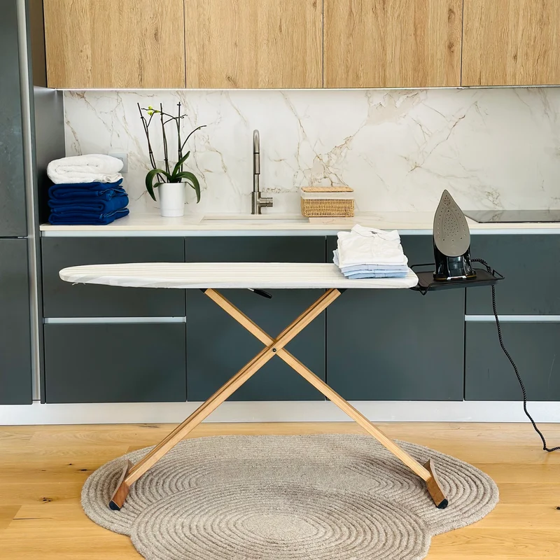 Table à repasser NUBAR en bois massif 130x47 cm hauteur réglable jusqu’à 92 cm avec repose-fer et support centrale vapeur