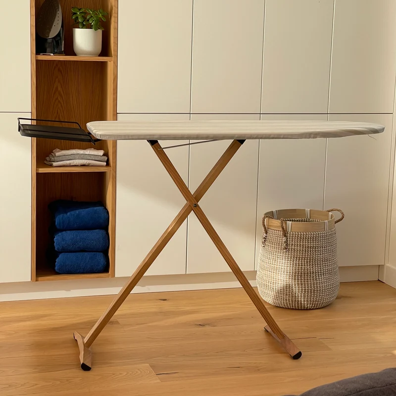 Table à repasser NUBAR en bois massif 130x47 cm hauteur réglable jusqu’à 92 cm avec repose-fer et support centrale vapeur