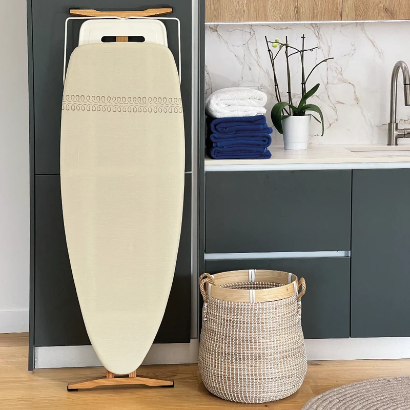 Table à repasser TAIGA en bois massif 130x47 cm hauteur réglable jusqu’à 95 cm avec repose-fer et support centrale vapeur