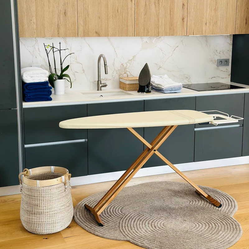 Table à repasser TAIGA en bois massif 130x47 cm hauteur réglable jusqu’à 95 cm avec repose-fer et support centrale vapeur