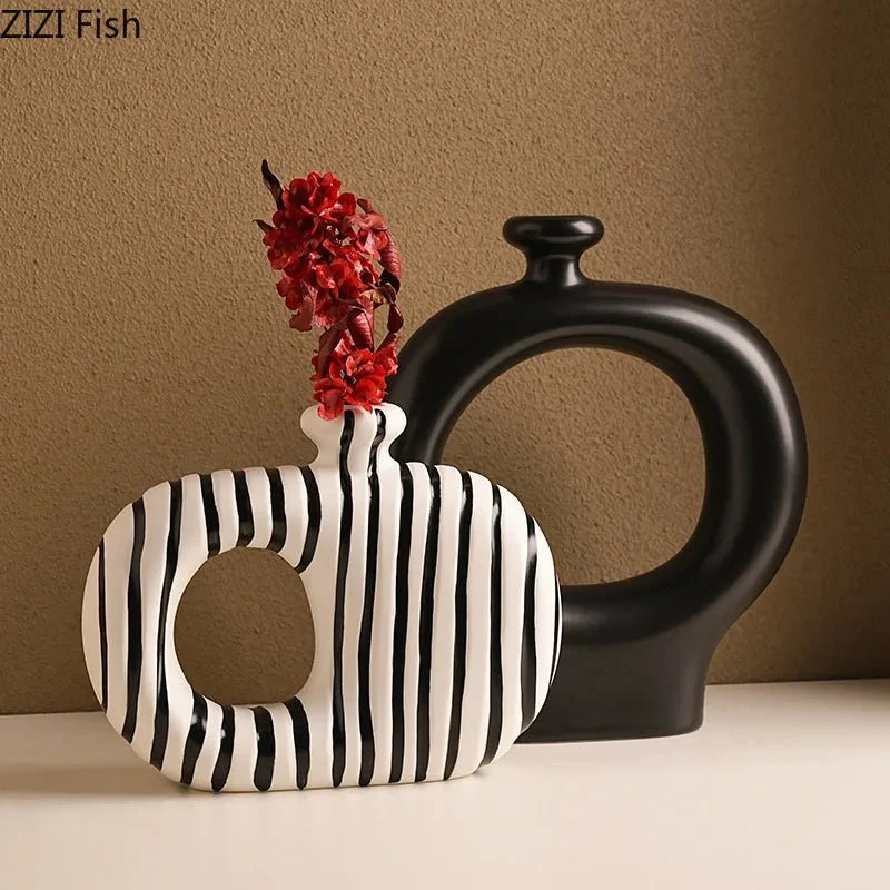 Vase en céramique à rayures zébrées