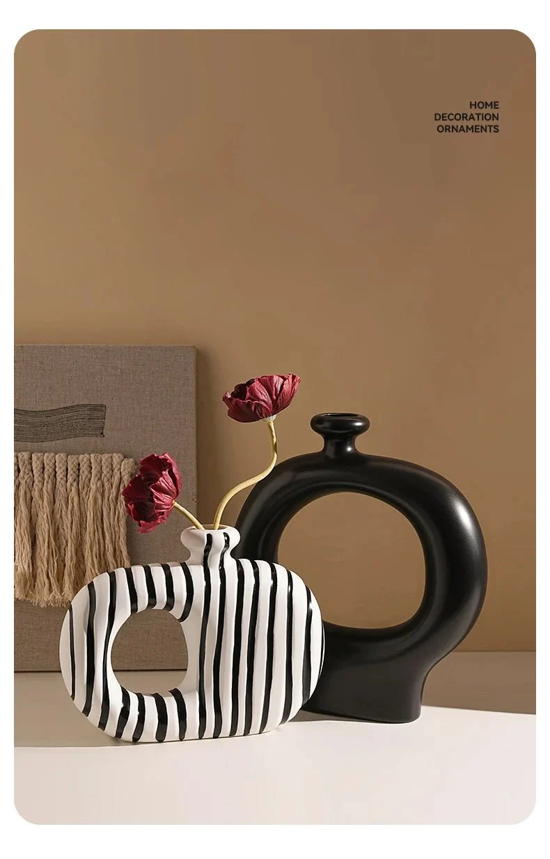 Vase en céramique à rayures zébrées