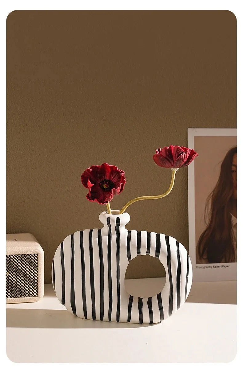Vase en céramique à rayures zébrées