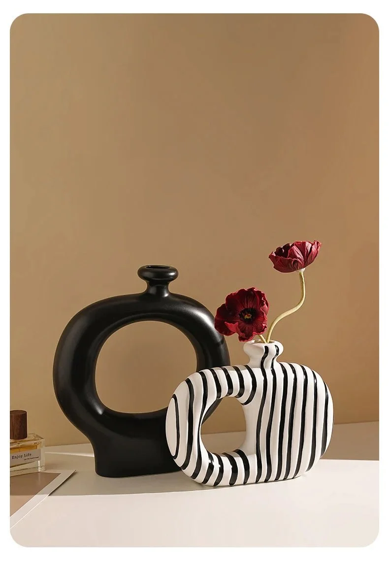 Vase en céramique à rayures zébrées