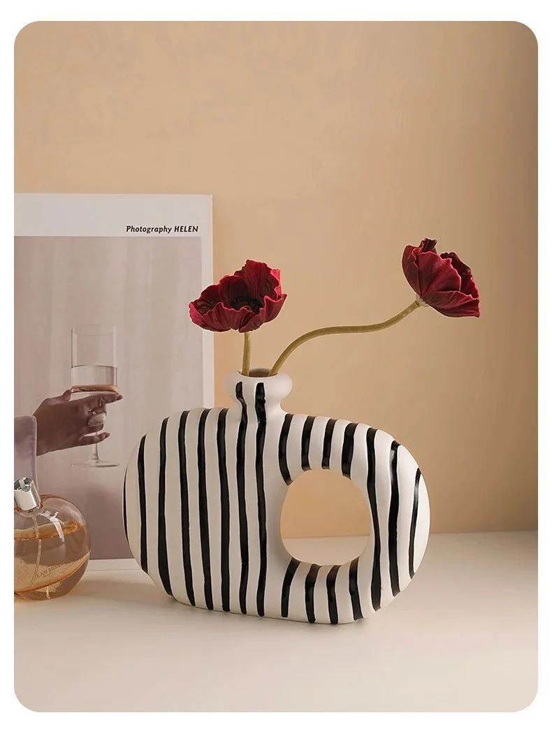 Vase en céramique à rayures zébrées