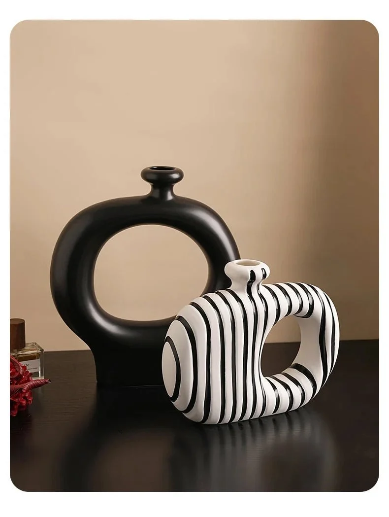 Vase en céramique à rayures zébrées