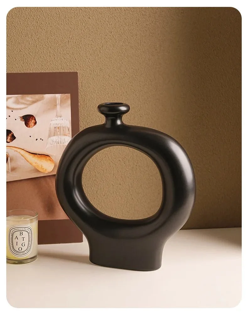 Vase en céramique à rayures zébrées
