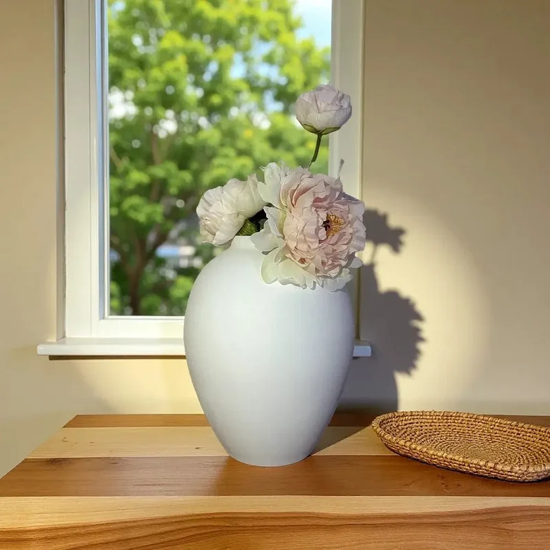 Vase en métal moderne,