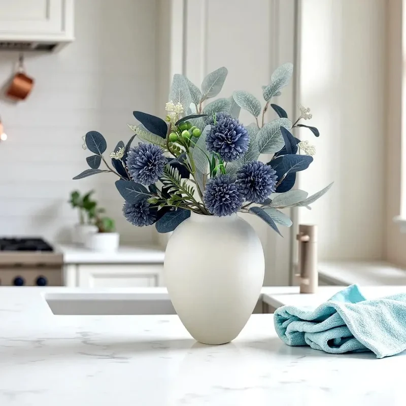 Vase en métal moderne,