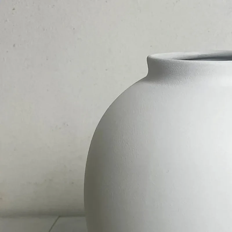 Vase en métal moderne,