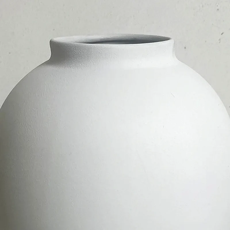 Vase en métal moderne,