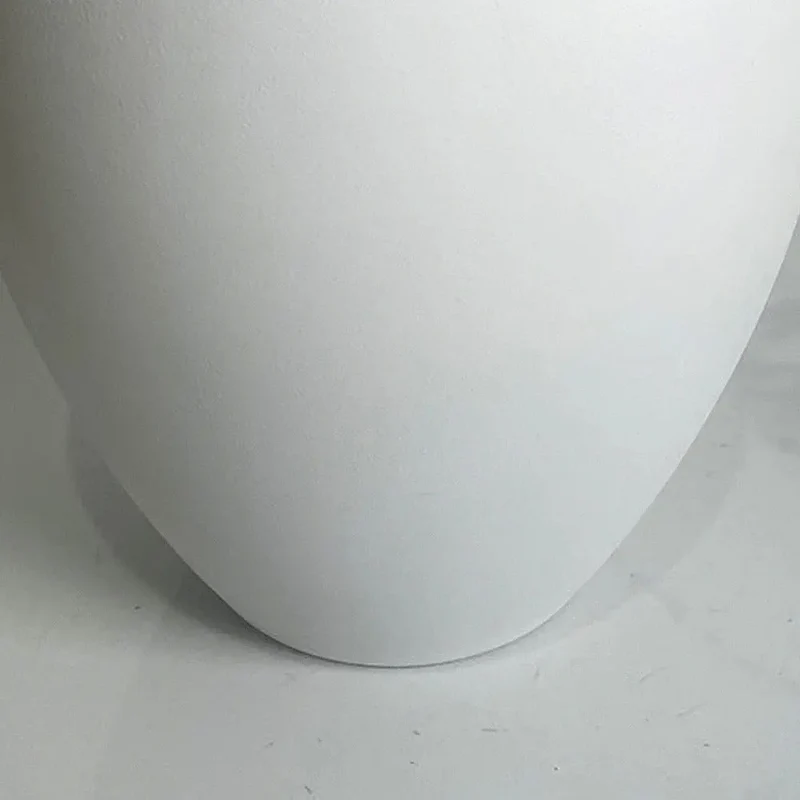 Vase en métal moderne,