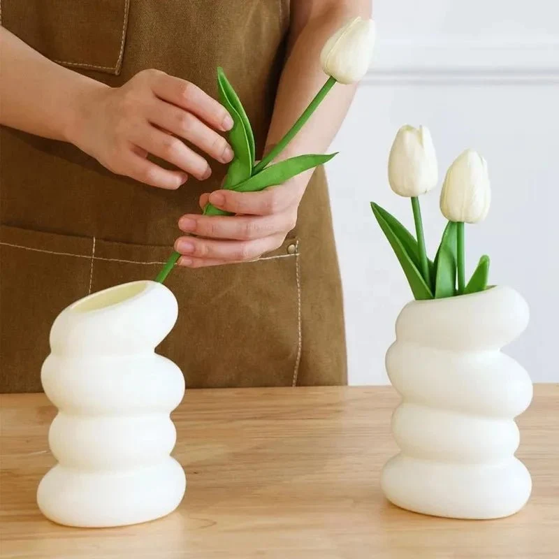 Vase blanc en plastique en spirale