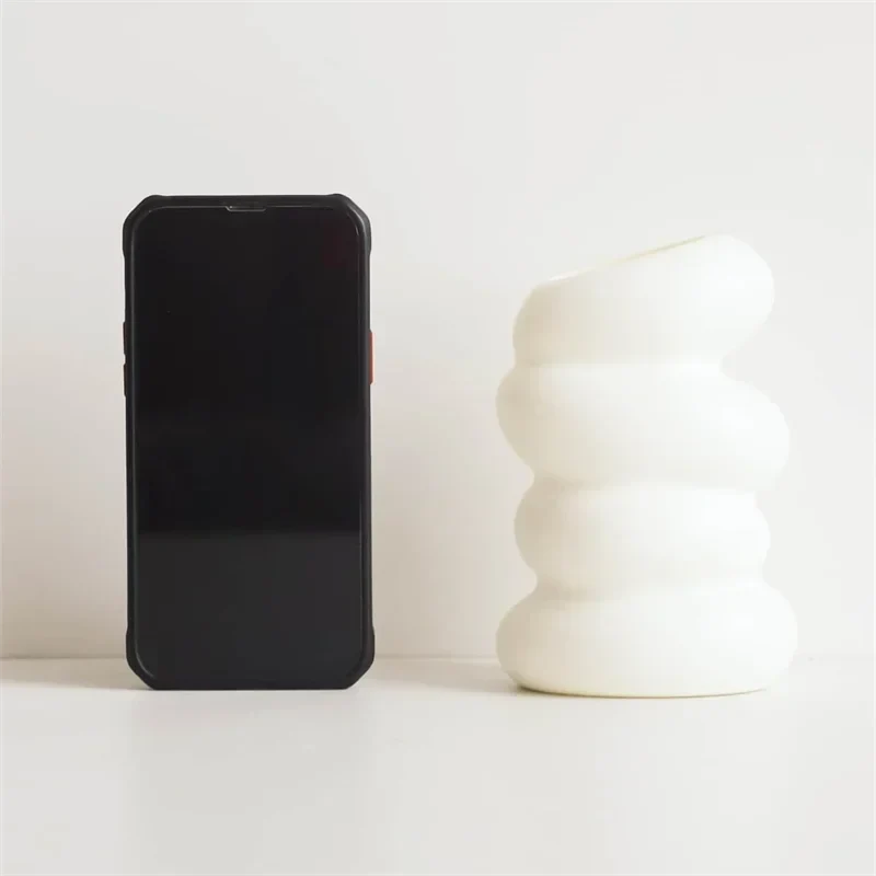 Vase blanc en plastique en spirale