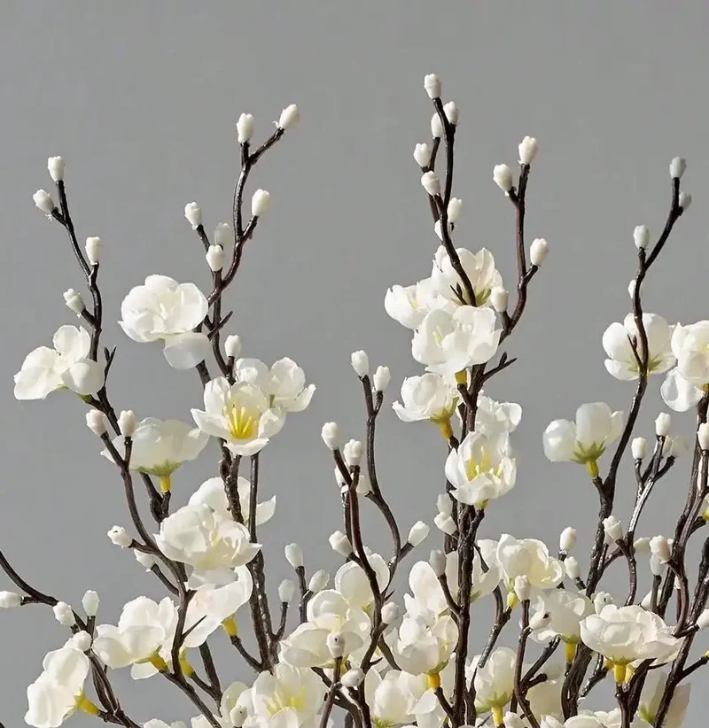 fleurs blanches en plastique