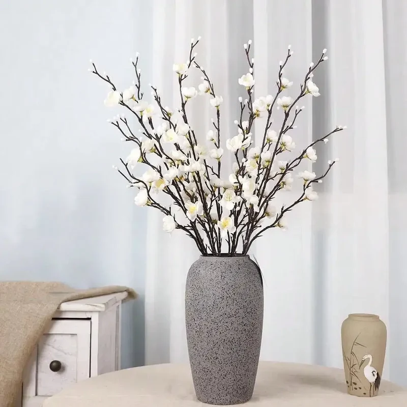 fleurs blanches en plastique