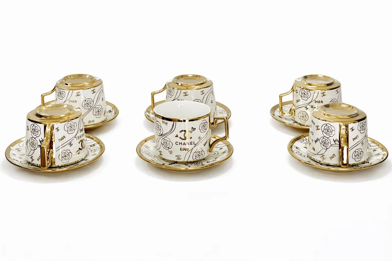 Ensemble tasses et sous-tasses en porcelaine