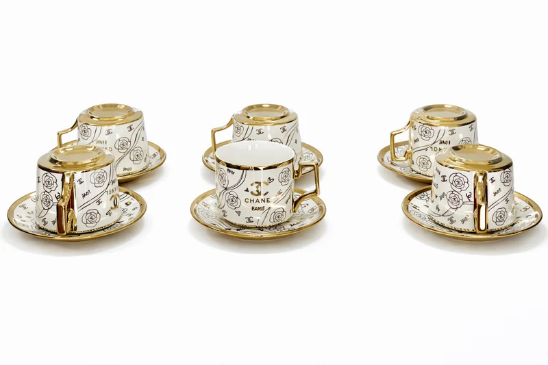 Ensemble tasses et sous-tasses en porcelaine