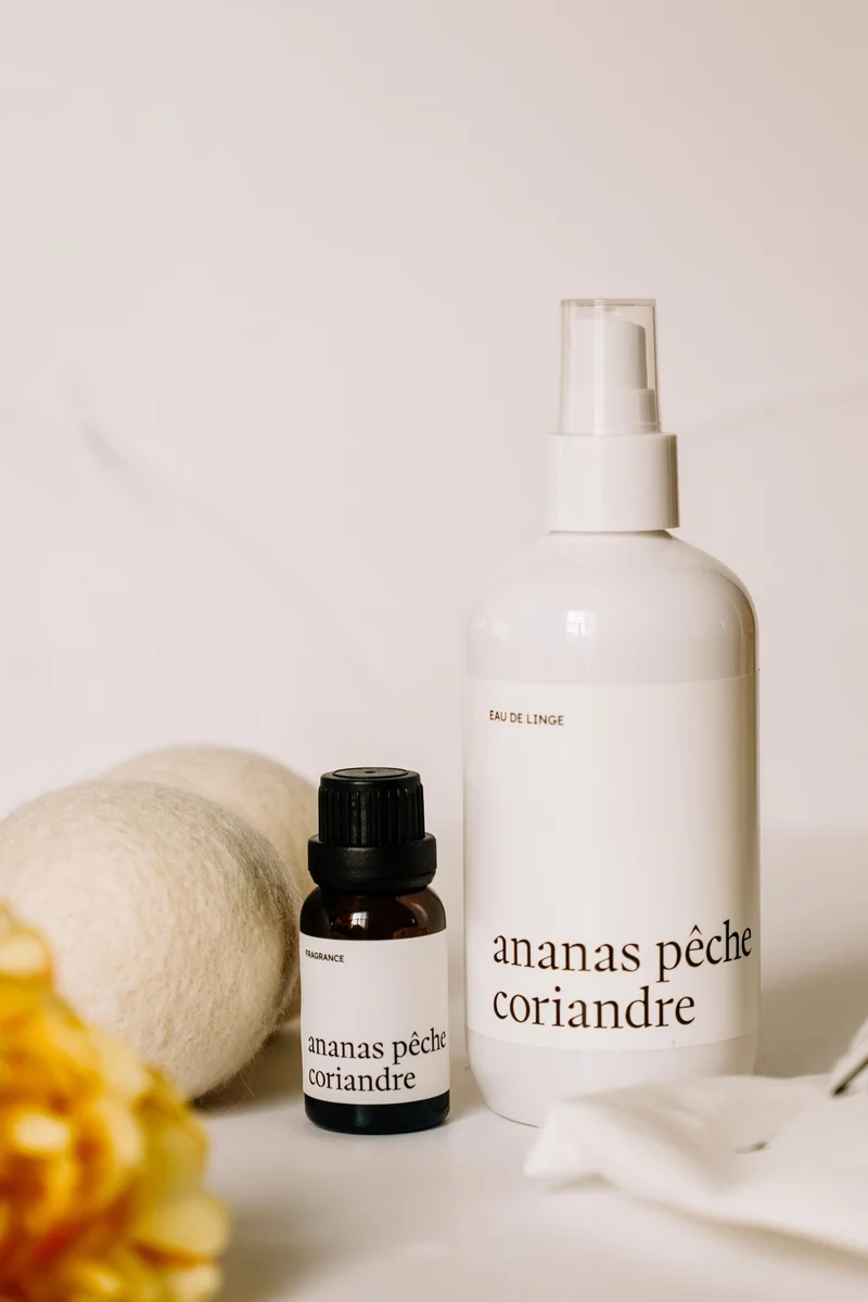 ENSEMBLE LESSIVE - Ananas pêche coriandre - Fragrance, eau de linge et balles de séchage