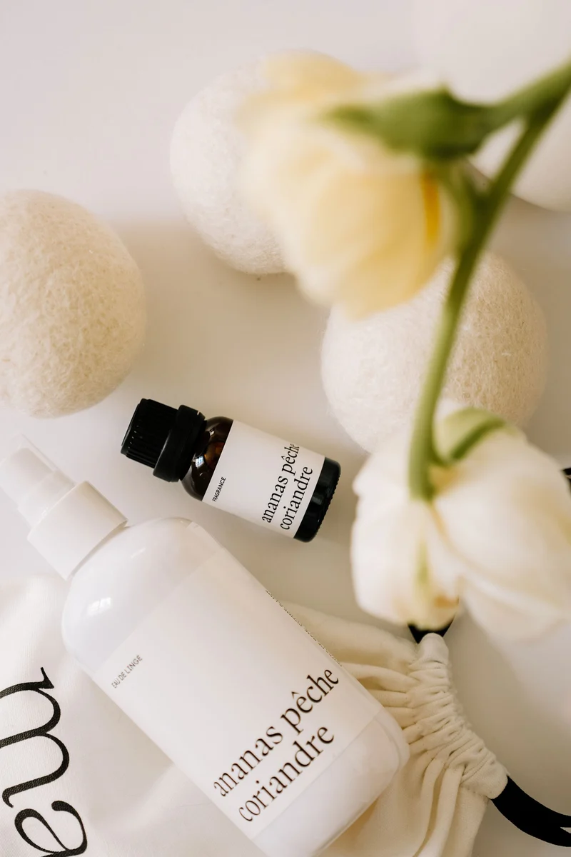 ENSEMBLE LESSIVE - Ananas pêche coriandre - Fragrance, eau de linge et balles de séchage