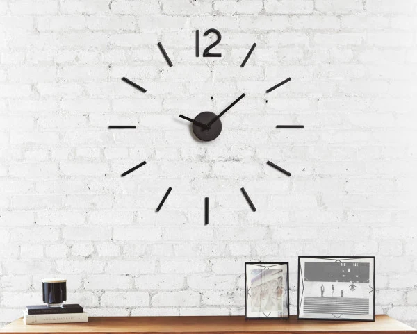 Horloge murale en métal noire