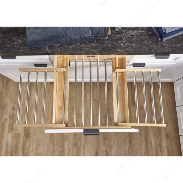 Séchoir en bois avec coulisses à fermeture amortie BLUM de Rev-A-Shelf