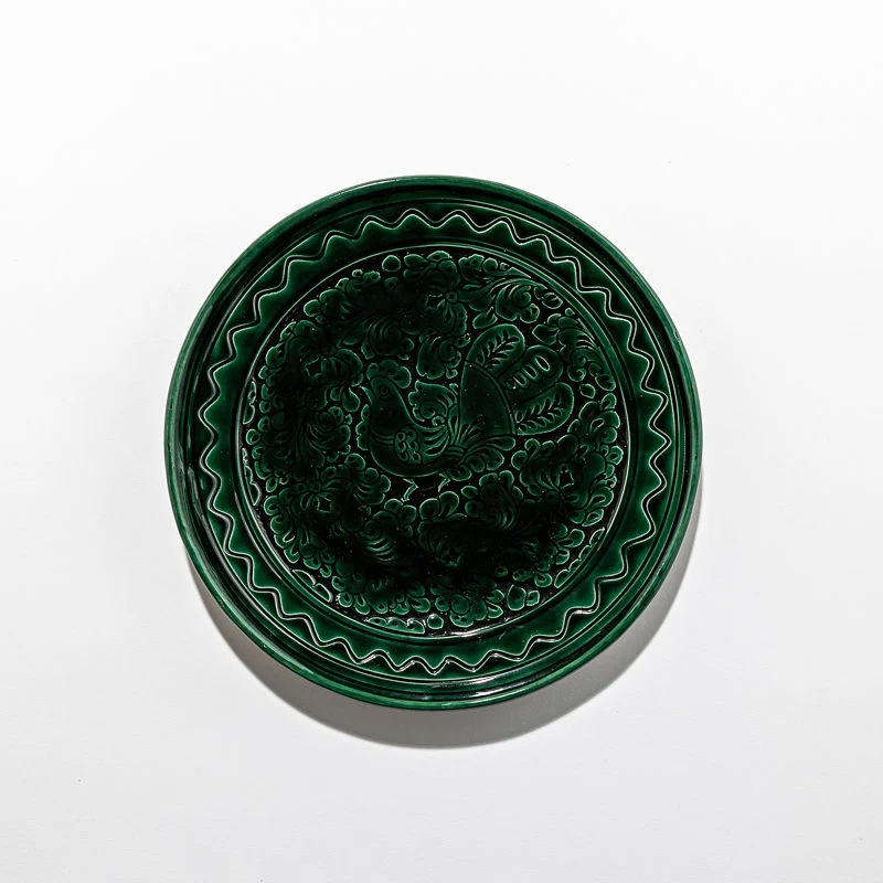 Assiettes et grand plat vert