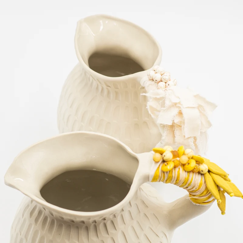 Cruche blanche perles blanches