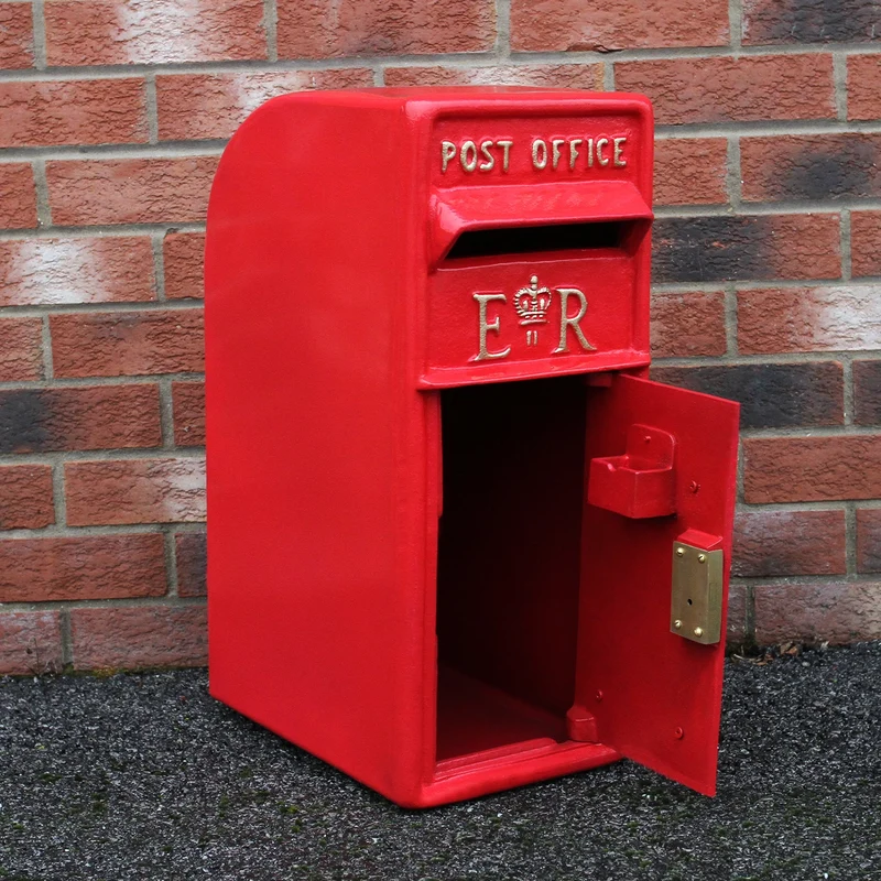 Briefkasten mit Bodenständer Rot