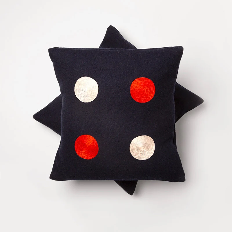Coussin carré à pois en drap de Kabig