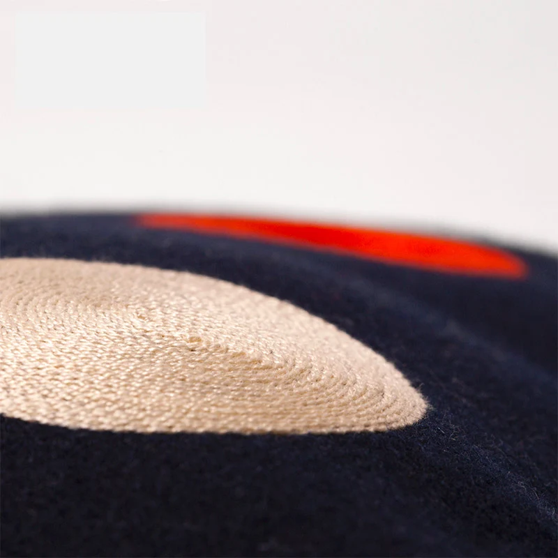 Coussin carré à pois en drap de Kabig