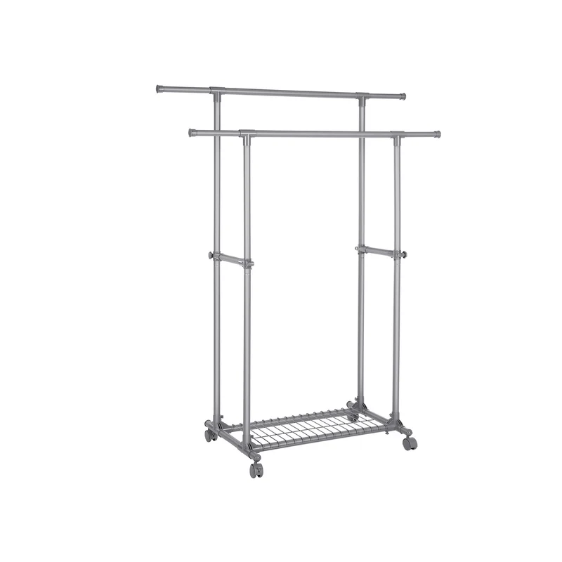 Portant vêtements gris