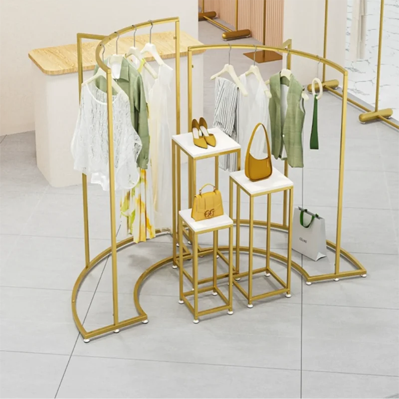 Portant d’exposition pour magasin – Métal doré – Étagères courbées