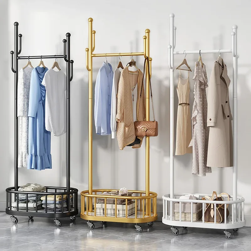 Portant à vêtements en métal doré avec roulettes et étagère de rangement