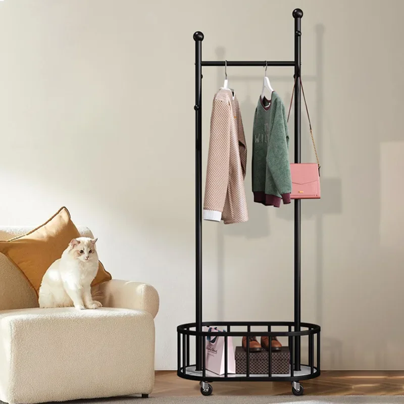 Portant à vêtements en métal doré avec roulettes et étagère de rangement