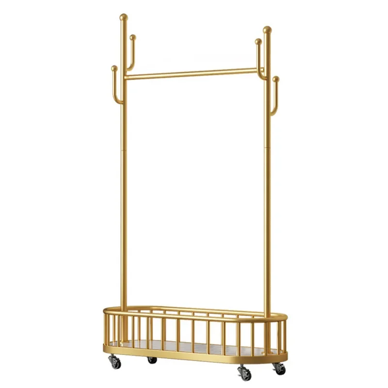 Portant à vêtements en métal doré avec roulettes et étagère de rangement